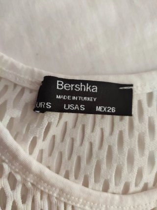 Top rejilla Bershka.