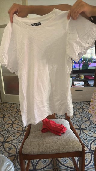 Vestidos, camisa, zapatillas  Camisetas,faldas