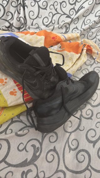 Vestidos, camisa, zapatillas  Camisetas,faldas