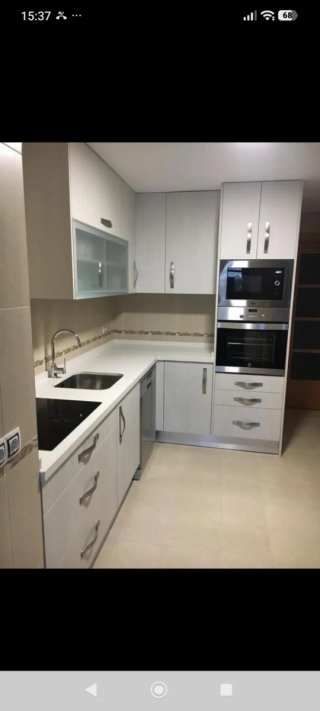Cocina modular beige y blanca sin electrodoméstico