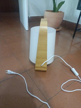 Lámpara de mesa de madera y papel