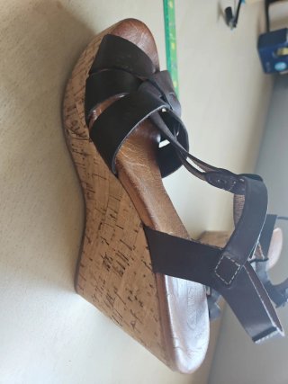 Sandalias de cuña marrones