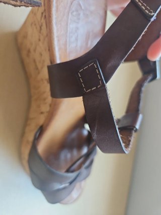 Sandalias de cuña marrones
