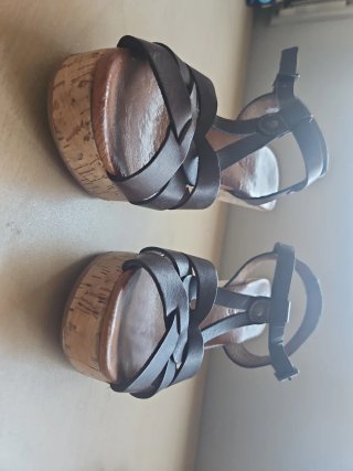 Sandalias de cuña marrones