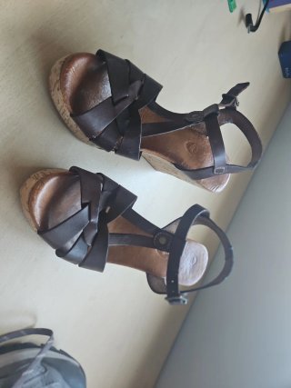 Sandalias de cuña marrones