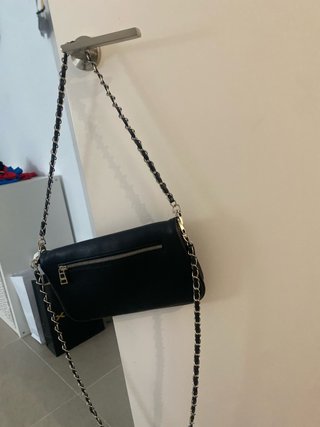 Bolso negro con cadena