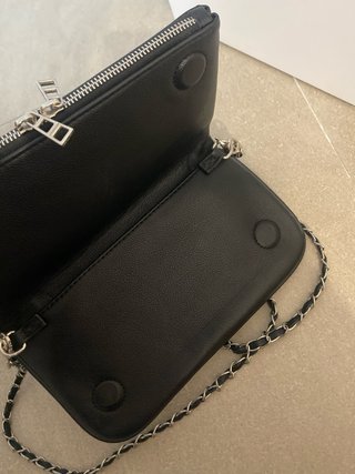 Bolso negro con cadena