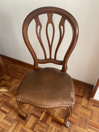 Silla de madera con asiento de piel