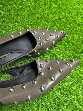 Sandalias Zara marrones con tachas