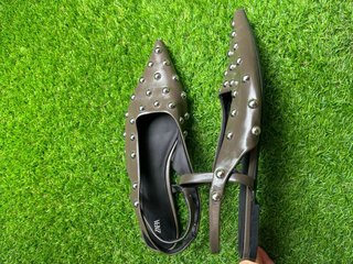 Sandalias Zara marrones con tachas