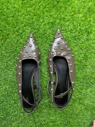 Sandalias Zara marrones con tachas