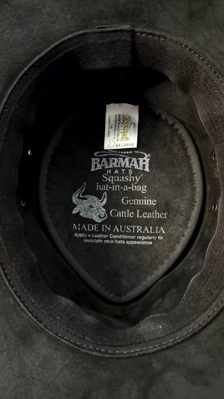 Sombrero de cuero negro