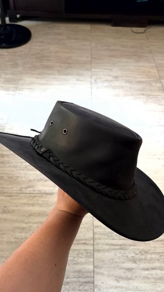 Sombrero de cuero negro