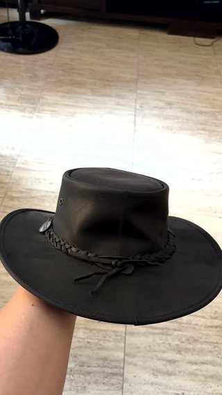 Sombrero de cuero negro