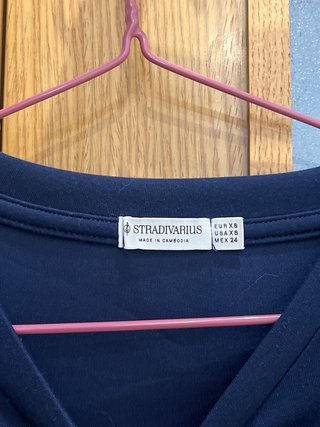 Sudadera Stradivarius azul marino con lineas blanc