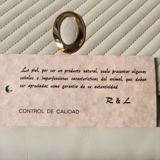 Bolso de piel beige y dorado