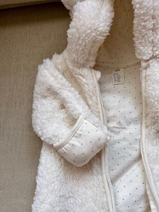 Buzo de peluche osito H&M. Talla 62