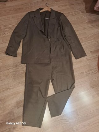 Traje de chaqueta y pantalón verde