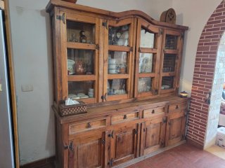 Alacena rústica de madera con vitrina
