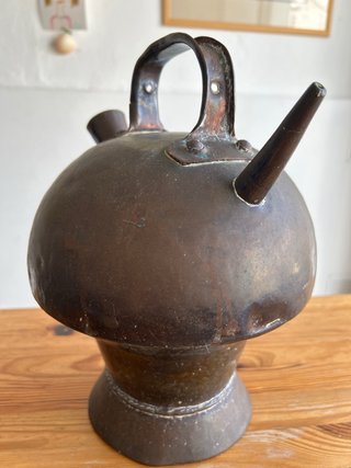 Cántaro de bronce antiguo