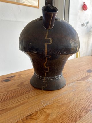 Cántaro de bronce antiguo