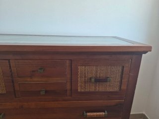 Cómoda de madera maciza con tapa de cristal