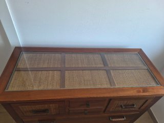 Cómoda de madera maciza con tapa de cristal
