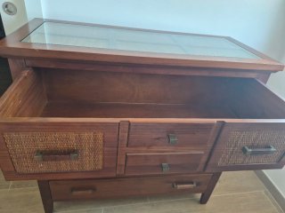 Cómoda de madera maciza con tapa de cristal