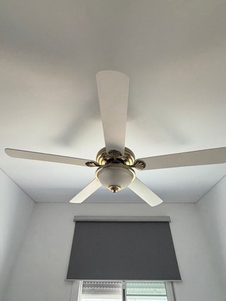 2 ventiladores de techo dorado y blanco