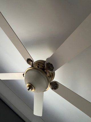 2 ventiladores de techo dorado y blanco