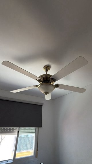 2 ventiladores de techo dorado y blanco