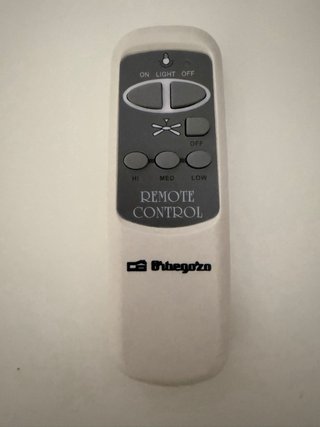 2 ventiladores de techo dorado y blanco