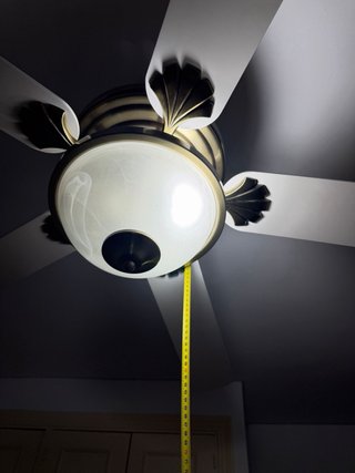 2 ventiladores de techo dorado y blanco