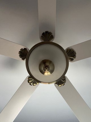2 ventiladores de techo dorado y blanco