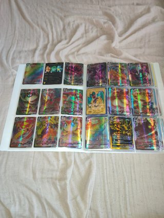 Álbum Pokémon completo con muchas cartas