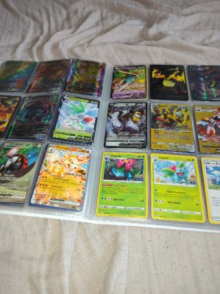 Álbum Pokémon completo con muchas cartas