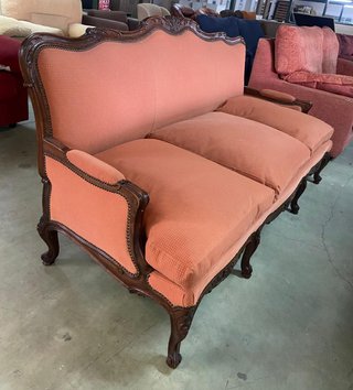 Sofá antiguo madera y tela naranja