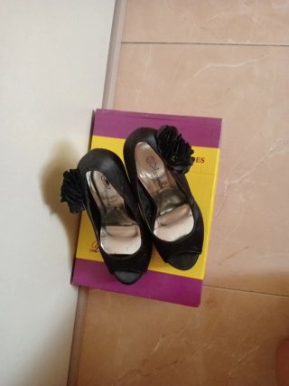 Tacones negros con detalle de flor