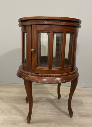 Licorera de madera maciza con vitrina y bandeja