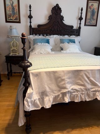 Cama clásica de madera oscura