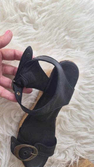 Sandalias de piel con cuña