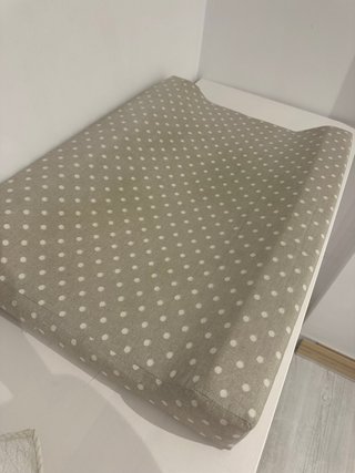 Cambiador bebé lunares beige