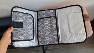 Cambiador portátil para bebé con estampado gris