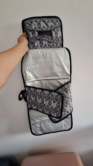 Cambiador portátil para bebé con estampado gris