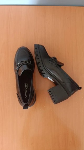 Mocasines negros tacón suela track