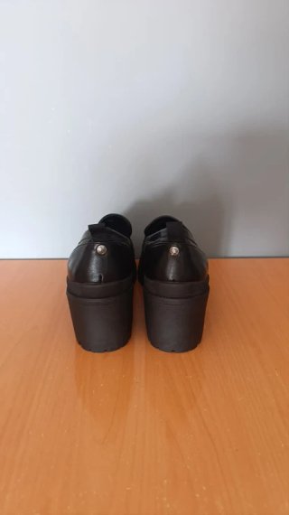 Mocasines negros tacón suela track