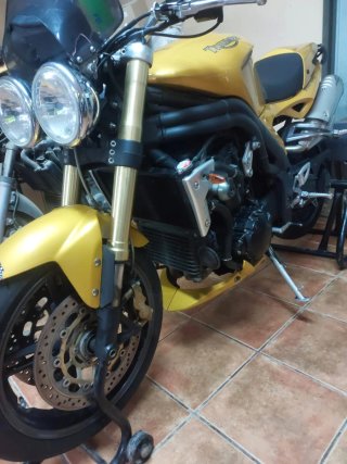 Triumph Speed Triple 1050 Amarilla