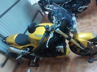 Triumph Speed Triple 1050 Amarilla