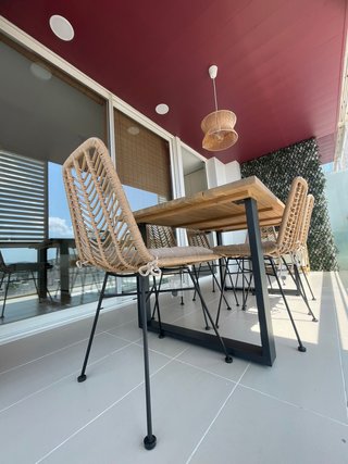 Mesa madera melina y 6 sillas ratán sintético