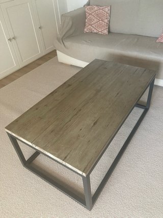 Mesa Centro Teca y Hierro. Marca Becara